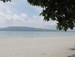 Terpesona Cantiknya Pantai Natsepa di Ambon