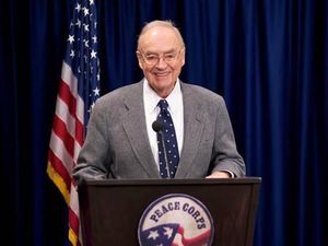 Berumur 90 Tahun, Mantan Senator AS Menikahi Pria 40 Tahun