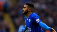 Total 17 gol dalam semusim juga pernah dibuat oleh pemain internasional Aljazair, Riyad Mahrez, ketika membantu Leicester City menjadi juara kejutan Premier League 2015/2016. (Foto: Getty Images/Mike Hewitt)