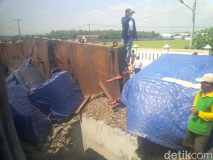 Gerbong Kereta Barang Pengangkut Baja Terguling di Dekat Stasiun Batang