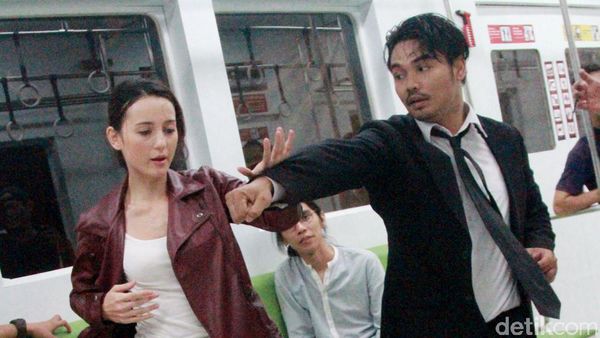 Fight! Ini Aksi Julie Estelle dan Iko Uwais di Film Pendek The Raid 2
