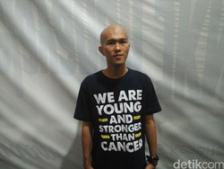 Kemoterapi Tak Menghalangi Epandri Meraih Gelar Sarjana