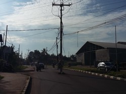 Teror Tiang Listrik di Tengah Jalan Ciater Raya Tangerang Selatan