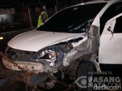 Tabrak Pohon di Warung Buncit Jaksel, Penumpang Grand Livina Dibawa ke RS