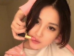 Di China Heboh Tantangan Pakai Lipstik dengan Tangan Melingkari Kepala