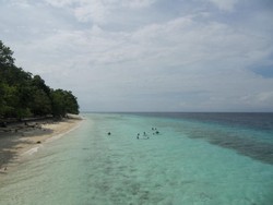 Liang, Pantai Eksotis Nan Tenang di Ambon