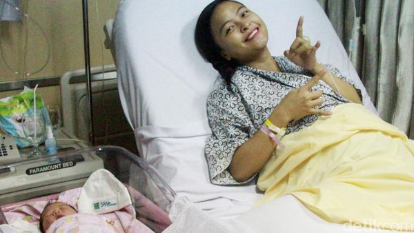 Kebahagiaan Tantri Kotak Lahirkan Putri Pertama