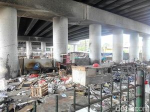 Lapak PKL di Bawah Flyover Klender Porak Poranda
