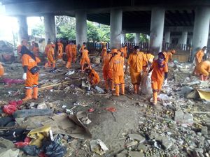 Tempati Lahan PT KAI, Lapak Pedagang di Bawah Flyover Klender Ditertibkan