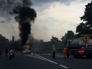 Truk Pengangkut Solar Terbakar di Tol Semarang Truk Pengangkut Solar Terbakar di Tol Semarang