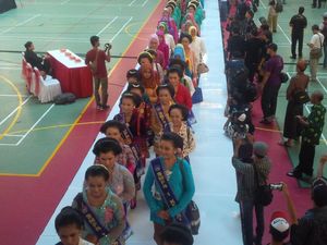 Rekor Peragaan Kebaya Terbanyak Pecah di Kediri, Total 11.029 Wanita Terlibat