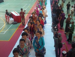 Rekor Peragaan Kebaya Terbanyak Pecah di Kediri, Total 11.029 Wanita Terlibat