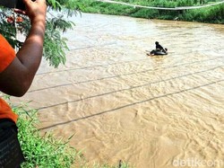 Tak Ada Jembatan, Warga Cibuntu Harus Seberangi Sungai dengan Ban untuk Pergi ke Sawah