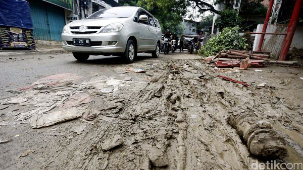 Banjir Sisakan Lumpur di Pondok Gede Permai
