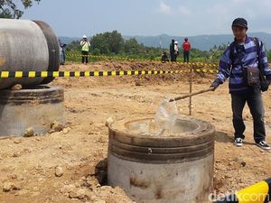 Semburan Gas Keluar dari Tiang Pancang Jembatan JLS Pacitan