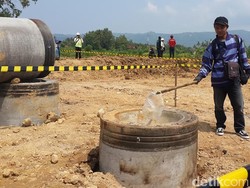 Semburan Gas Keluar dari Tiang Pancang Jembatan JLS Pacitan