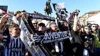 Fans Juventus melakukan perayaan. Giorgio Perottino/Reuters/detikFoto.