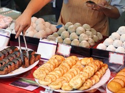 Mau Cicipi Makanan Tradisional yang Enak Saat Traveling? Ikuti Tips Ini