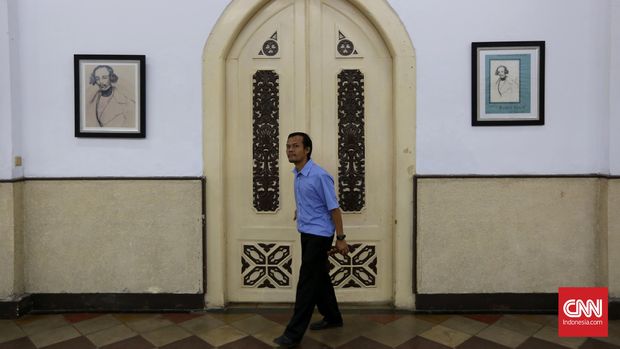 RUMAH RADEN SALEH Daun pintu yang cukup lebar dengan ornamen ukiran kediaman Raden Saleh di kompleks Rumah Sakit PGI Cikini, Jakarta, Selasa, 26 April 2016. Rumah Raden Saleh pertama kali dinagun pada 1852 setelah Raden Saleh kembali dari studi di Eropa. Rumah tersebut didesain sendiri oleh beliau yang memiliki arsitektur unik dan patut dilestarikan sebagai situs budaya. CNN Indonesia/Safir Makki