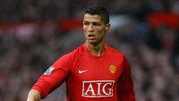 Cristiano Ronaldo. Transfermarkt menyebut ia direkrut Real Madrid dari Manchester United seharga 84,60 juta poundsterling tahun 2009. Sebelum itu MU merekrutnya dari Sporting Lisbon dengan 17,1 juta pound sterling tahun 2003. (Foto: Alex Livesey/Getty Images)