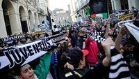 Selama perayaan, suporter terus membentangkan syal bertuliskan Juventus. Giorgio Perottino/Reuters/detikFoto.