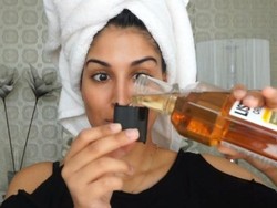 Vlogger Ini Buat Tutorial Usir Ketombe Pakai Obat Kumur