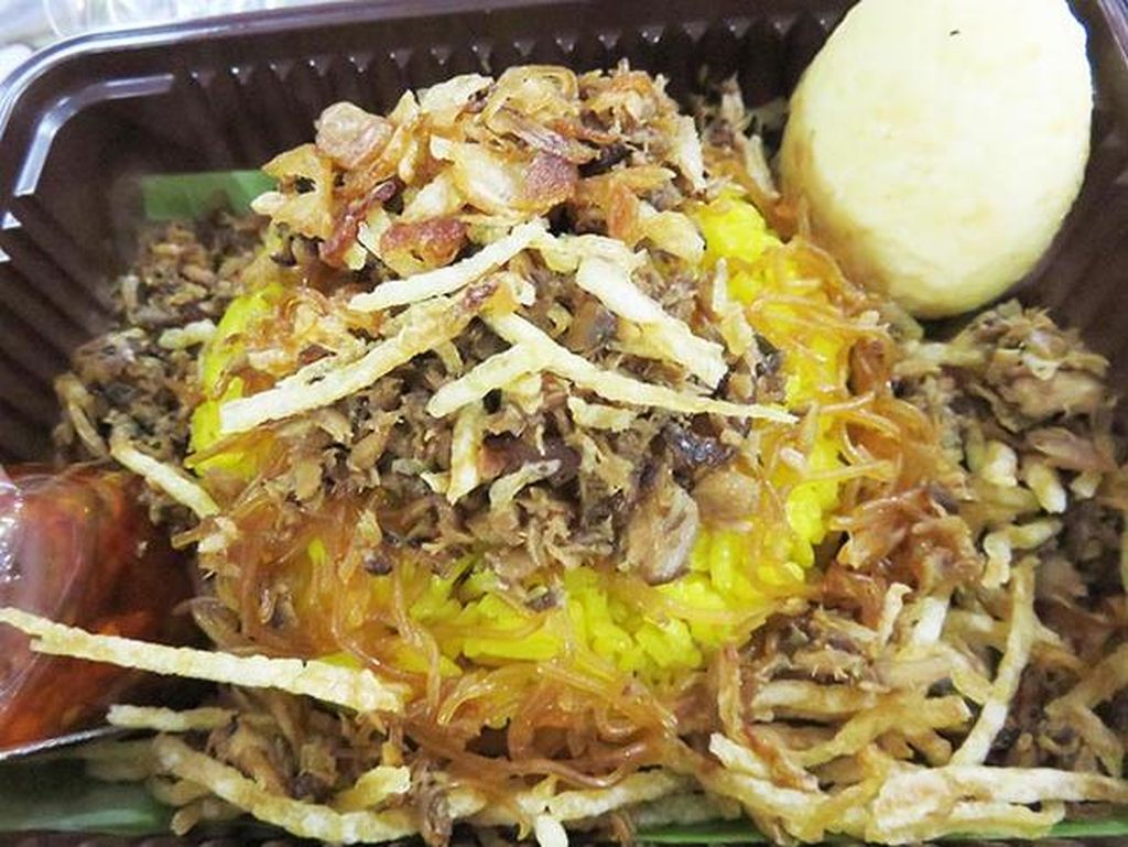 Nasi Kuning Manado yang Sedap dengan Pelengkap Ikan Cakalang