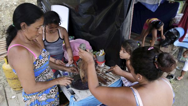 Korban Gempa Ekuador Tinggal di Tenda Pengungsian