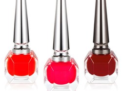 Christian Louboutin Hadirkan Cat Kuku Berwarna Merah Seperti Sol Sepatunya