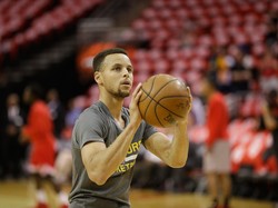 Cedera Lutut, Curry Menepi Setidaknya Dua Pekan