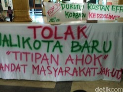 Spanduk Penolakan Rustam Mundur Terbentang di Kantor Walkot Jakut