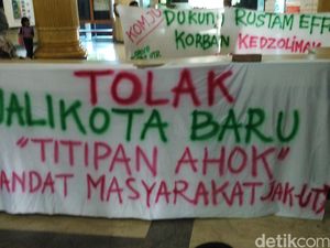 Spanduk Penolakan Rustam Mundur Terbentang di Kantor Walkot Jakut Spanduk Penolakan Rustam Mundur Terbentang di Kantor Walkot Jakut