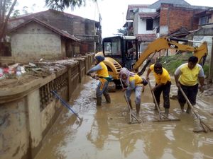 Melihat Semangat Para Polwan Bersihkan Lumpur Sisa Banjir di Jatiasih