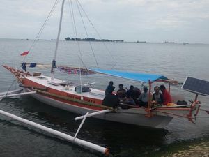Kisah Perahu Pustaka, Berlayar Kitari Laut Flores Tebar Virus Membaca