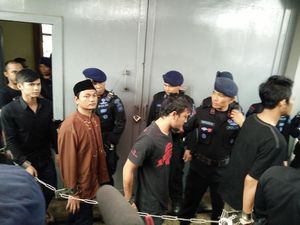 Tangan Terborgol dan Dikawal Ketat Brimob, Ratusan Napi Lapas Banceuy Dipindahkan