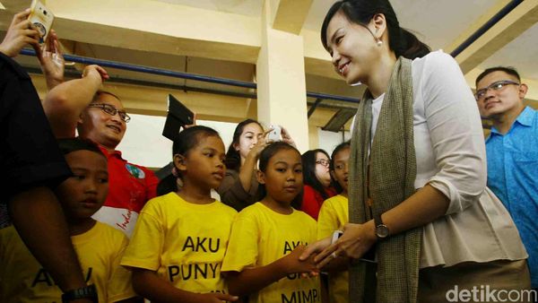 Veronica Tan Tinjau Sekolah Informal di Cibesel