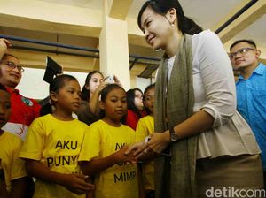Veronica Tan Tinjau Sekolah Informal di Cibesel