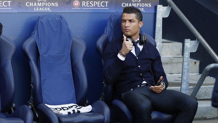 CR7 di Pinggir Lapangan: Perlente dan Tonton Video Dirinya Sendiri