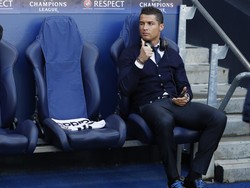 CR7 di Pinggir Lapangan: Perlente dan Tonton Video Dirinya Sendiri