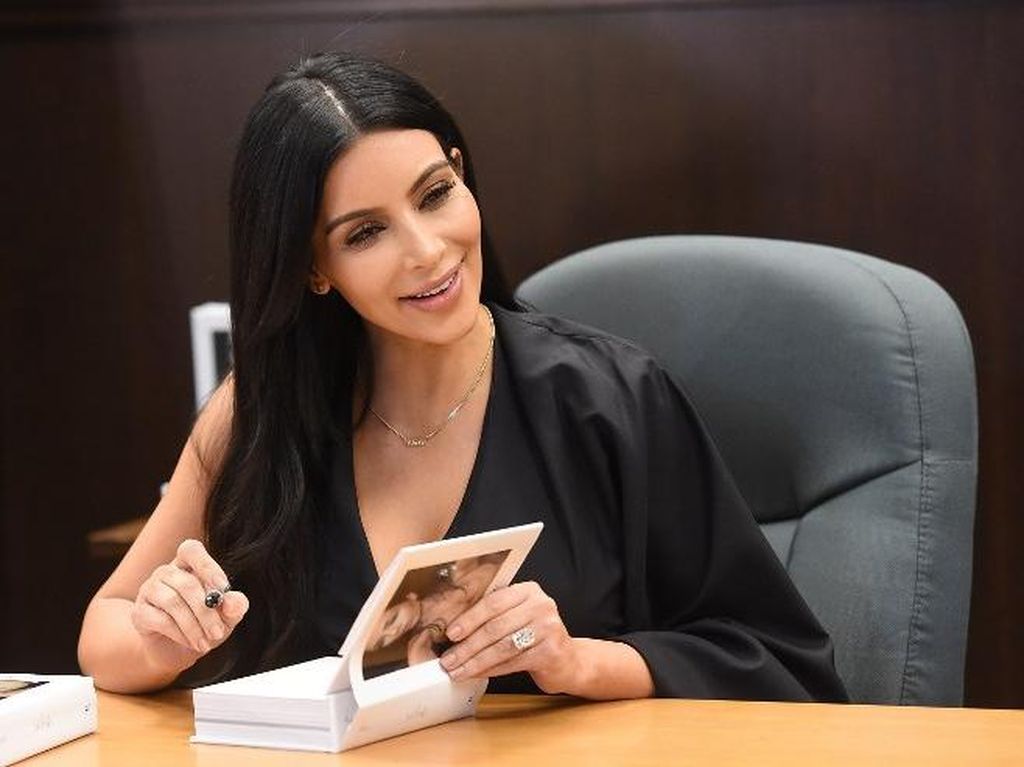 Rahasia Kim Kardashian Pakai Concealer di Bawah Mata untuk Tampil Flawless