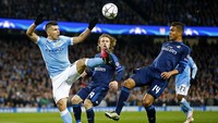 Sergio Aguero yang mendapat pengawalan ketat dari Luka Modric dan Casemiro berusaha mengontrol bola. Darren Staples/Reuters/detikFoto.