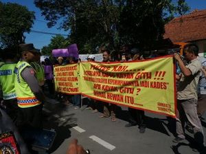 Puluhan Warga Demo Pemkab Jombang Tuntut Kades Selingkuh Dicopot