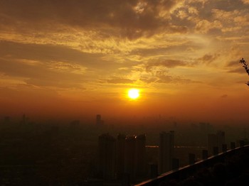 Sensasi Senja dari Lantai 56