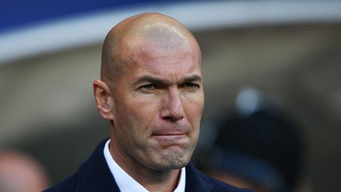 Zinedine Zidane MANCHESTER, ENGLAND - APRIL 26: Head Coach Zinedine Zidane of Real Madrid CF looks on during the UEFA Champions League Semi Final first leg match between Manchester City FC and Real Madrid at the Etihad Stadium on April 26, 2016 in Manchester, United Kingdom. (Photo by Paul Gilham/Getty Images)