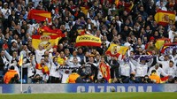 Fans Madrid memberikan dukungan kepada timnya. Jason Cairnduff/Reuters/detikFoto.