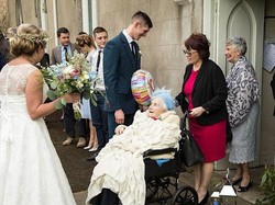 Nenek 100 Tahun Ini Jadi Bridesmaid Tertua Saat Dampingi Cucu di Altar