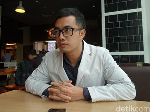 Jadi Mamet, Dennis Adhiswara Adaptasi dari Pengalaman Pribadi Jadi Mamet, Dennis Adhiswara Adaptasi dari Pengalaman Pribadi