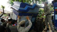 Warung di Atas Saluran Air Dibongkar