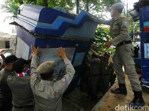 Warung di Atas Saluran Air Dibongkar