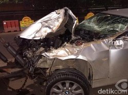 BMW dan Truk Terlibat Kecelakaan di Tol Dalam Kota Km 4
